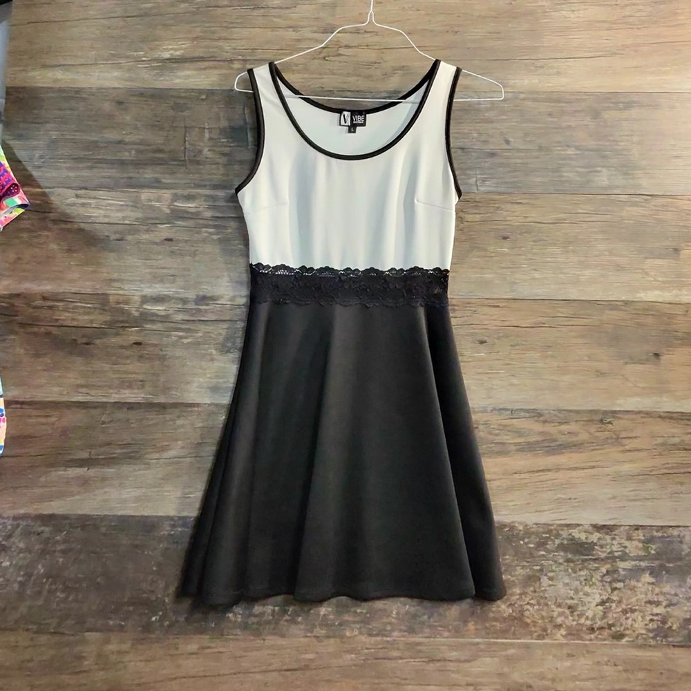 Vibe Two-Tone Black White‎ Lace Mini Dress